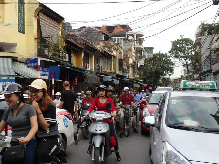 ハノイ旧市街の活気ある街並み